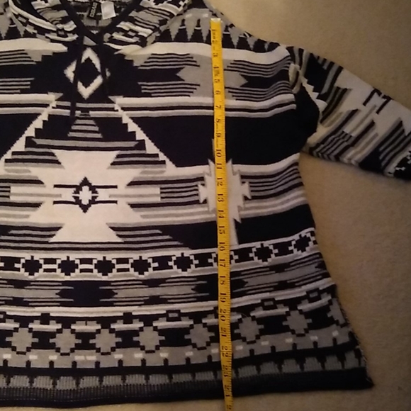 H&M DIVIDED Aztec Print Sweater with a Hood - Picture 4 of 8